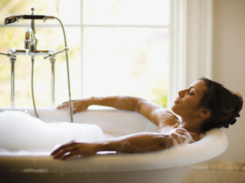 Aromatic Bath for Stress & Anxiety_woman in tube relaxing