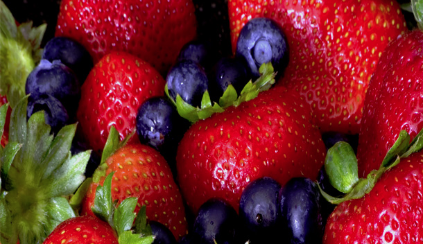best foods nutrients for improved kidney function_strawberries-and-blueberries