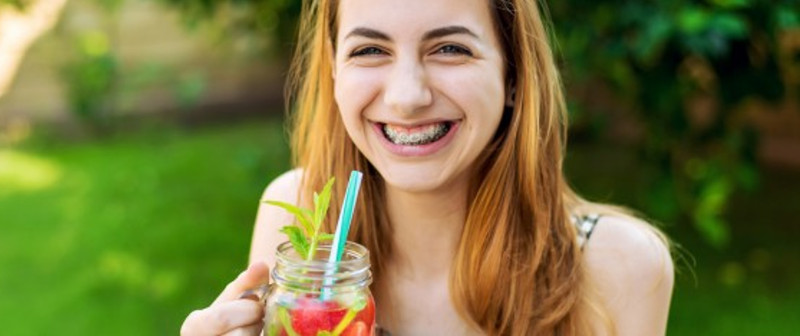 5 Braces-Friendly Smoothies to Beat Boring Meals_drinking with braces