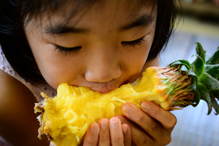 More Reasons to Eat Pineapple_kid eating pineapple