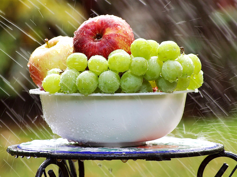 Plant-Foods-That-Cool-the-Body_apples-and-grapes