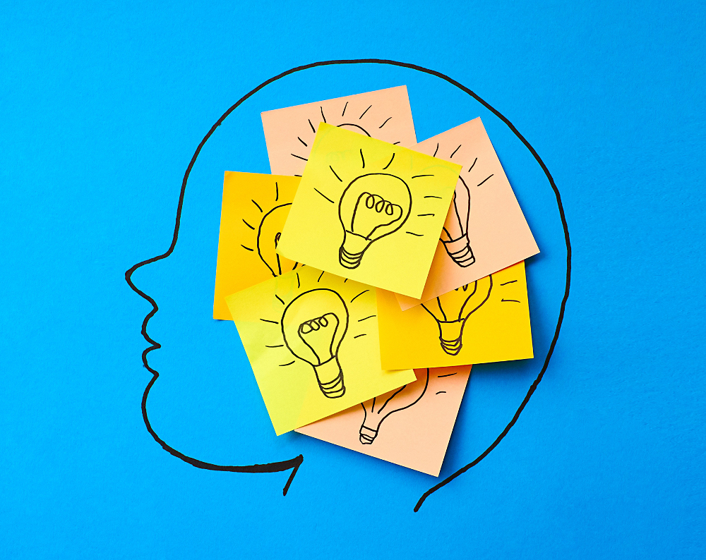 Sticky notes with light bulbs on head, illustration.