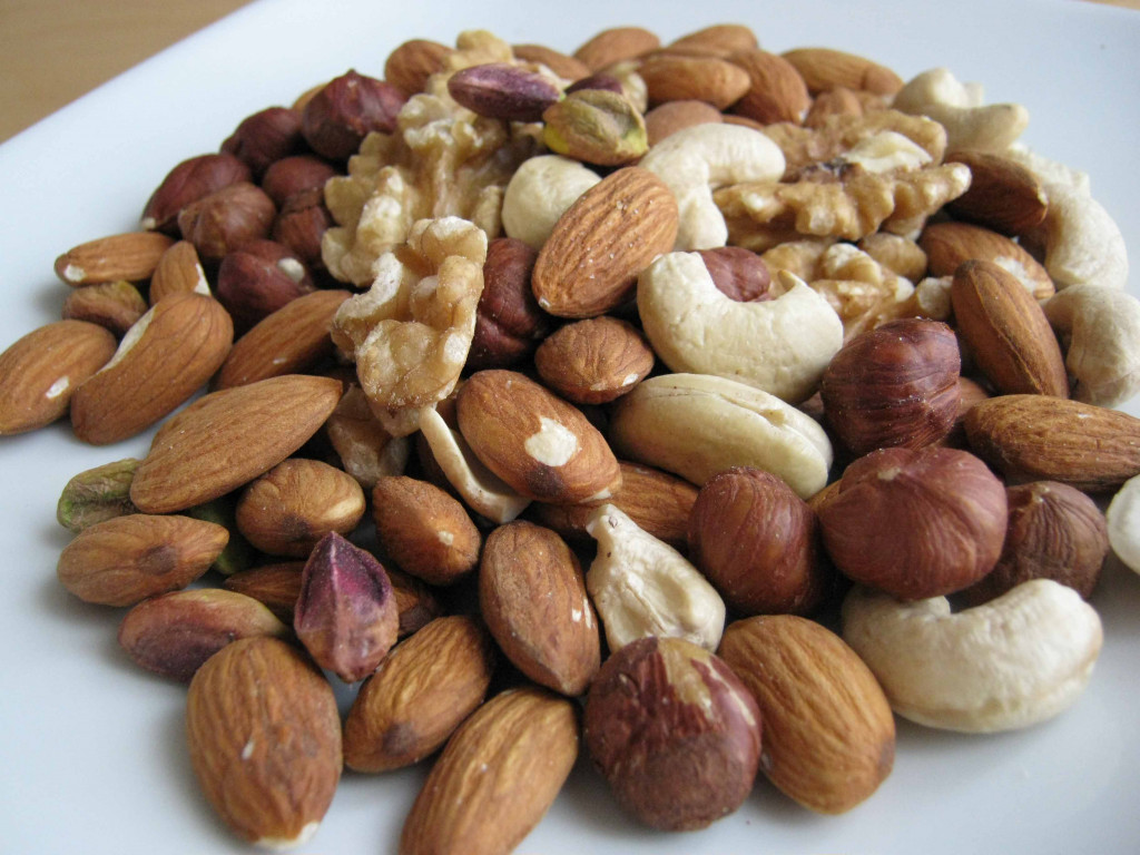Powerful health benefits of 8 different nuts_mixed nuts