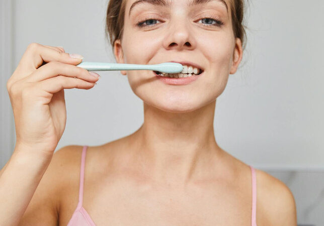 6 Simple Steps to a Sparkling Smile: A Teen's Guide to Healthy Teeth_teen girl brushing teeth